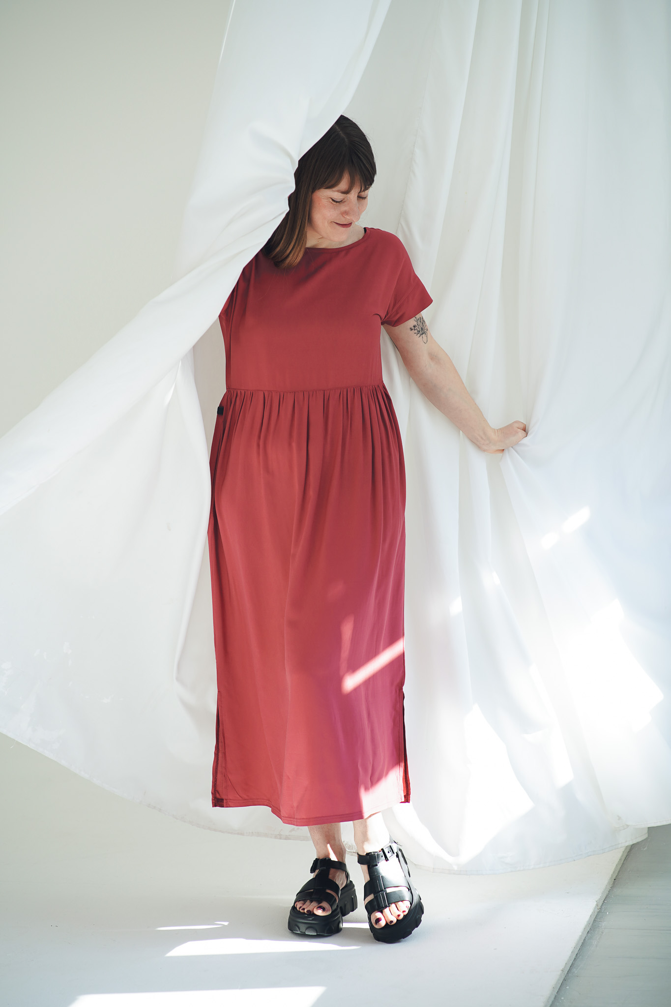 Šaty Simple Long Rouge - foto 9